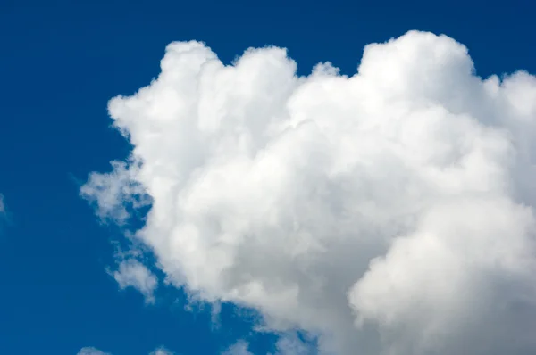 Wolke. hoch oben im Himmelblau. Kumuluswolken. ein blauer Himmel — Stockfoto
