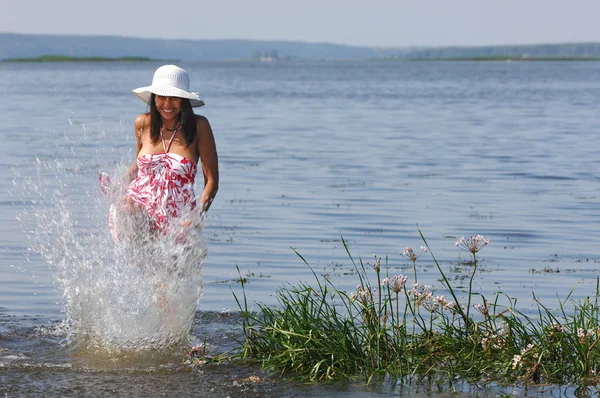 Dívka ve vodě — Stock fotografie
