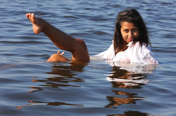 La chica en el agua — Foto de Stock