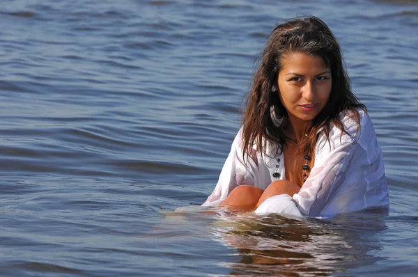 La chica en el agua —  Fotos de Stock