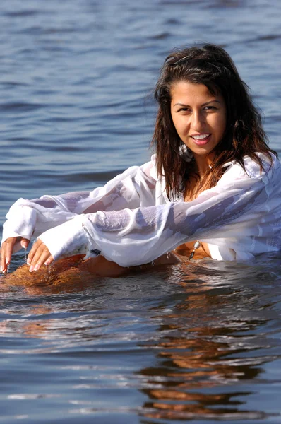 Das Mädchen im Wasser — Stockfoto