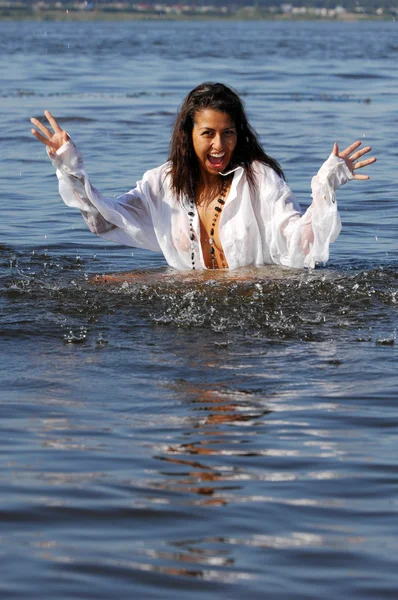 Das Mädchen im Wasser — Stockfoto