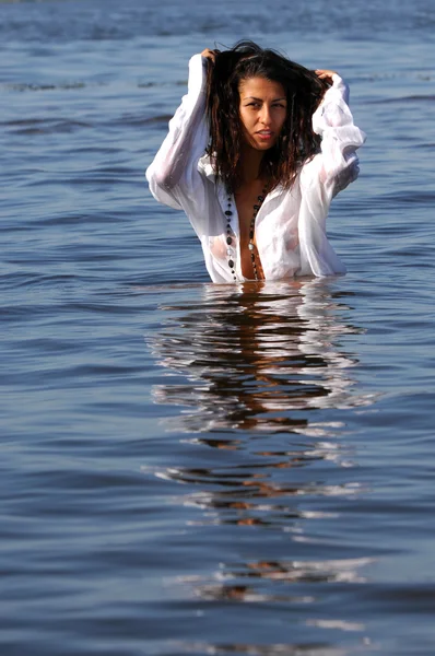 Das Mädchen im Wasser — Stockfoto