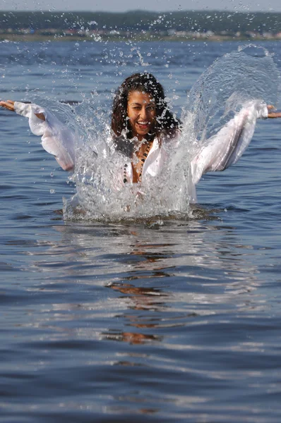 La fille dans l'eau — Photo