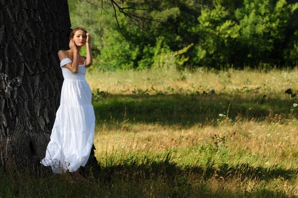 Dívka pod širým nebem na přírodě — Stock fotografie