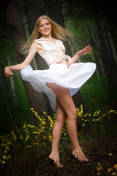 Girl in the park — Stock Photo, Image