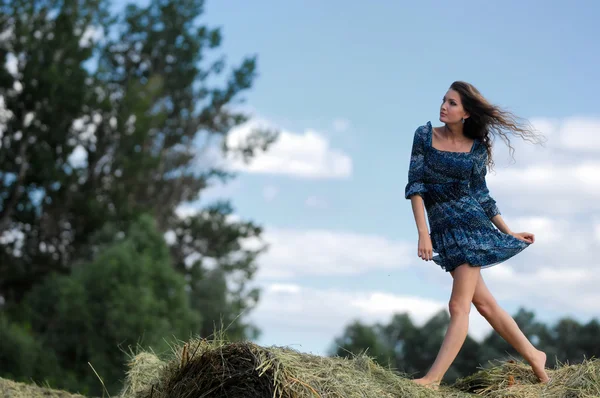 Flicka i det fria på naturen — Stockfoto