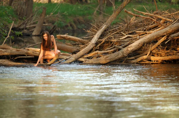 Mädchen im Freien in der Natur — Stockfoto