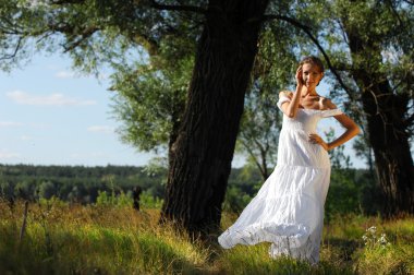 Doğada açık havada bir kız