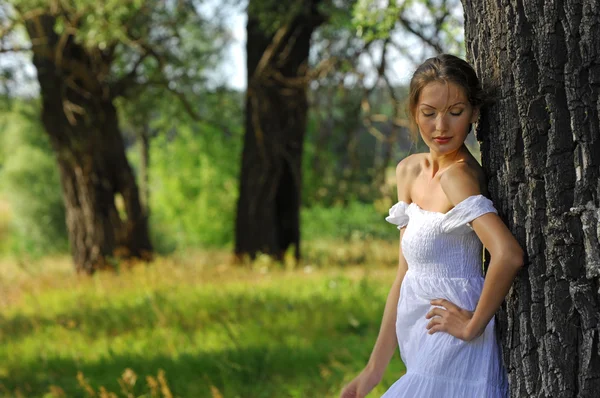 Ragazza all'aria aperta sulla natura — Foto Stock