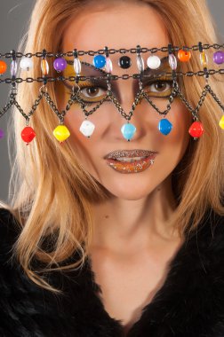 yakın çekim yaratıcı moda sanat güzel bir kadın yüzüyle olun