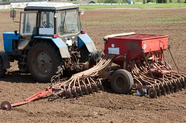 Tractores plantación de campos agrícolas — Foto de Stock