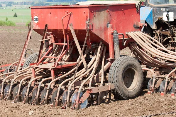 Tractores que plantam campos agrícolas — Fotografia de Stock