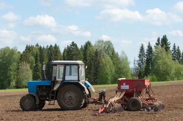 Tracteurs plantant des champs agricoles — Photo