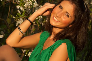 güzel genç kadın üzerinde Japonca ch bahar bahçe keyfi