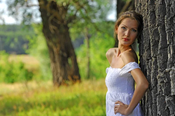 Chica en el aire libre en la naturaleza —  Fotos de Stock