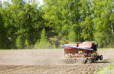 Güçlü bir traktörde tarla sürme işi