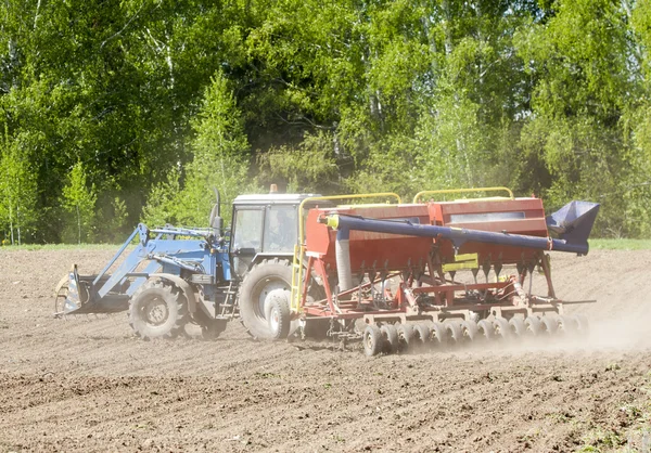 Trabalho agrícola lavoura terra em um poderoso trator — Fotografia de Stock