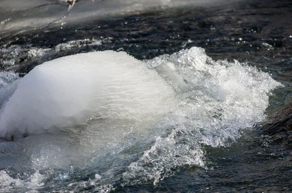 Glace fluviale. rivière en hiver — Photo