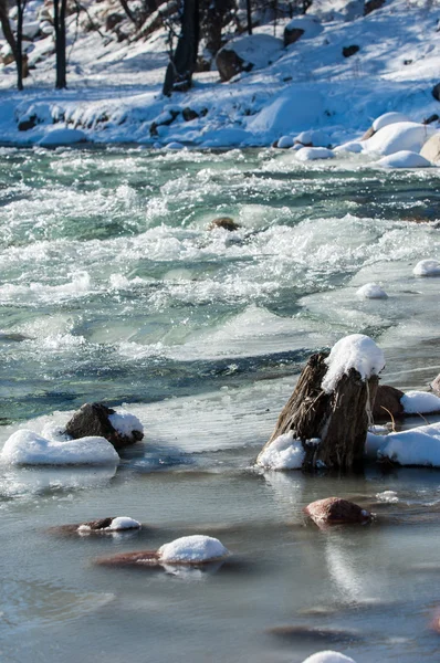 河冰。在冬天的河 — 图库照片