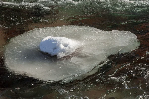 Floden isen. flod i vinter — Stockfoto