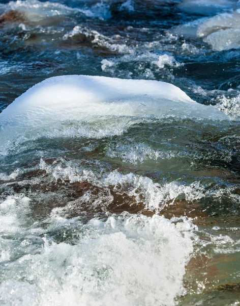 Hielo del río. río en invierno — Foto de Stock