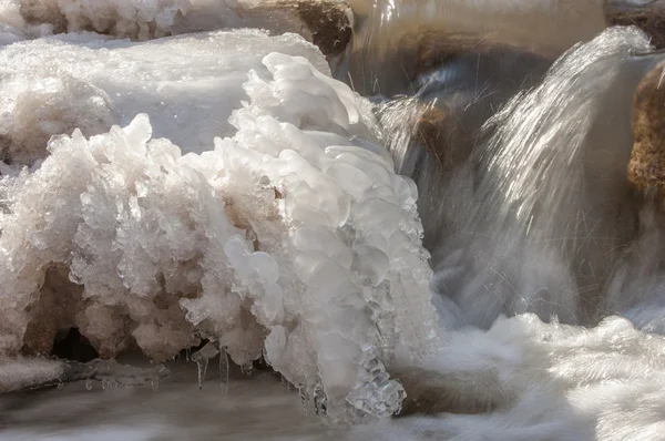 Лід на річці — стокове фото