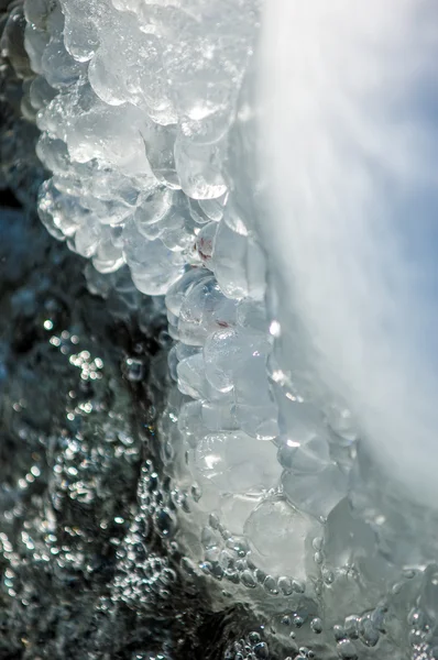 Floden isen. flod i vinter — Stockfoto