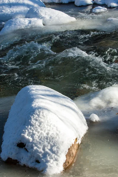 Hielo del río. río en invierno —  Fotos de Stock