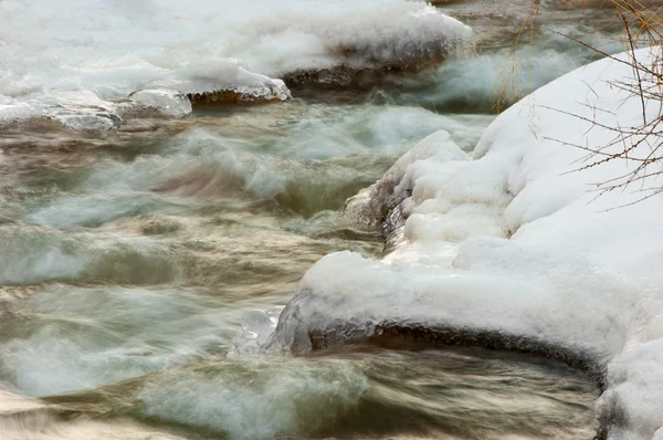 Rzeka w późnej jesieni — Zdjęcie stockowe
