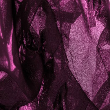 Doku. Arka plan kırmızı bordo ipek kumaş, üst manzara. Kırmızı ipeğin ya da satenin pürüzsüz dokusu, kopyalama alanı olan soyut bir arkaplan olarak kullanılabilir.