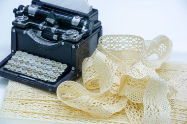 dantel kumaş. Nakışlı kumaş seti. Yakın plan, Pearl Trim, dikiş örgüsü, kumaş bant, kurdele aparatı, DIY el sanatları.