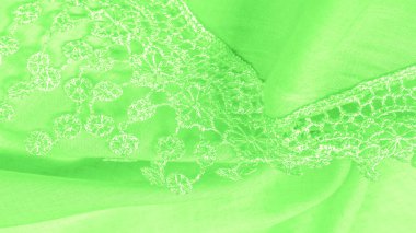 Bahar yeşili ipek ve dantel pelerinler. Pürüzsüz yeşil ipek ya da lüks saten soyut bir arkaplan olarak kullanılabilir. Arkaplan dokusu, kartpostal şablonu