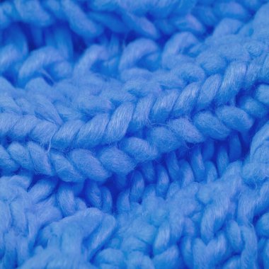 Mavi örülmüş yün atkı. Büyük, tıknaz bir örgü. Görkemli El Yapımı Yün Yün Atkı - Koyu Safir Yaka - Sıcak Mavi Boyun