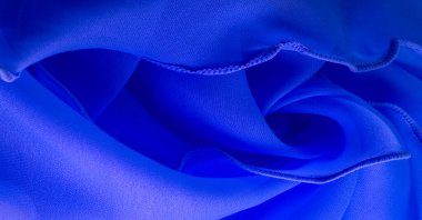 Dalgalı boruları olan mavi ipek bir organza. Kumaşın kenarındaki sınır. Soyut arkaplan. doku deseni. İpek organzanın narin bir açık dokuması vardır. Dalga arkaplanı. Boşluğu kopyala