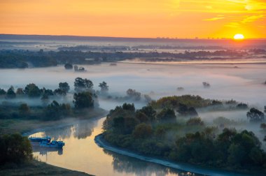 Nehir ovasında sonbahar. Sis, vadileri ve tepeleri aydınlık ve güneşli tutarken, yukarıdan bakıldığında, sis muhteşem olabilir..