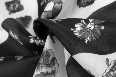 İpek kumaş. Çiçek desenli siyah beyaz kareler. Çiçekler siyah ve beyaz. Doku arkaplan modeli. Çiçek izinden, kumaş ilkbaharda soluyor ve keyfi yerinde..