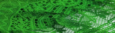 Yeşil dantel kumaş, ince açık kumaş, genellikle pamuk ya da ipek. Beyaz tayt arka planında yeşil buruşuk dantel, makro görünüm. Arkaplan dokusu, desen.