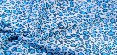 İpek kumaş, mavi renk, beyaz arkaplanda bulanık çiçekler, çiçek tasarımı, doku arka planı, desen,