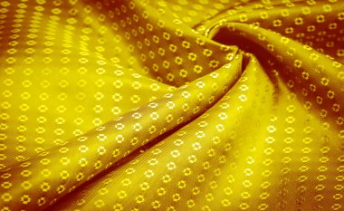 Sarı altından yapılmış ipek kumaş, küçük kare desenler, eşkenar dörtgenler. Tasarımında zenginlik ve lüks. Arkaplan dokusu, dekoratif süs