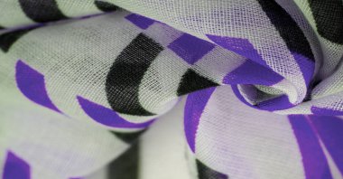 Mor ve siyah geometrik eşkenar dörtgen şekilli beyaz ipek kumaş. soyut çizim mavi frank, yakın plan, tasarım için arka plan, klasik parlak desen. Doku. Geçmişi. Şablon.