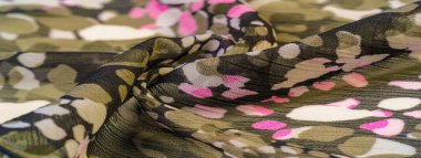 İpek kumaş, kadın eşarbı, beyaz-pembe-kırmızı-kahverengi soyut daireler.