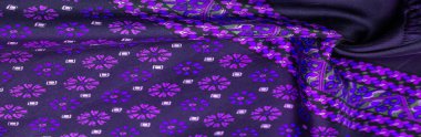 Mavi ve mor çiçekli koyu mavi ipek kumaş, yoğun kumaş, triasetat liflerine dayalı çift taraflı..