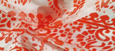 İpek kumaş, beyaz bir arkaplanda zarif kırmızı renkler, paisley desenli bir fotoğraf. Doku, desen, koleksiyon