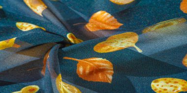 İpek kumaş, mavi ve sarı sonbahar yaprakları. Doku, arkaplan deseni