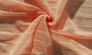 İpek kumaş. Kahverengi kırışık kumaş dokusu. Kahverengi buruşuk, dalgalı yüzey dokusu. Yakın çekim, yumuşak odaklanma. arkaplan, kalıp