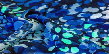 İpek kumaş, kadın eşarbı, beyaz-pembe-kırmızı-kahverengi soyut halkalar, desenli tasarım.,