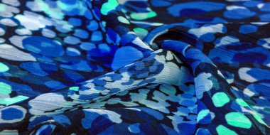 İpek kumaş, kadın eşarbı, beyaz-pembe-kırmızı-kahverengi soyut halkalar, desenli tasarım.,