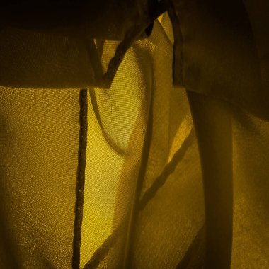 Saten sarı sepia genellikle parlak bir yüzeye ve donuk bir sırta sahip, saten dokuma dört ya da daha fazla dolgu ipliği ile karakterize edilir.