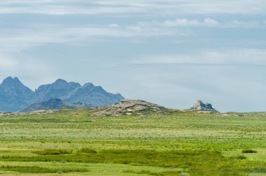 Rocky Dağları, Rocky Dağları. Katı lav birikintileri. Leğenle kaplanmış. Lav tabakalarının harika örtüşmesi, güneş, rüzgar ve yağmur manzarayı oluşturdu. Yaz manzarası. Büyük bozkır. Kazakistan.